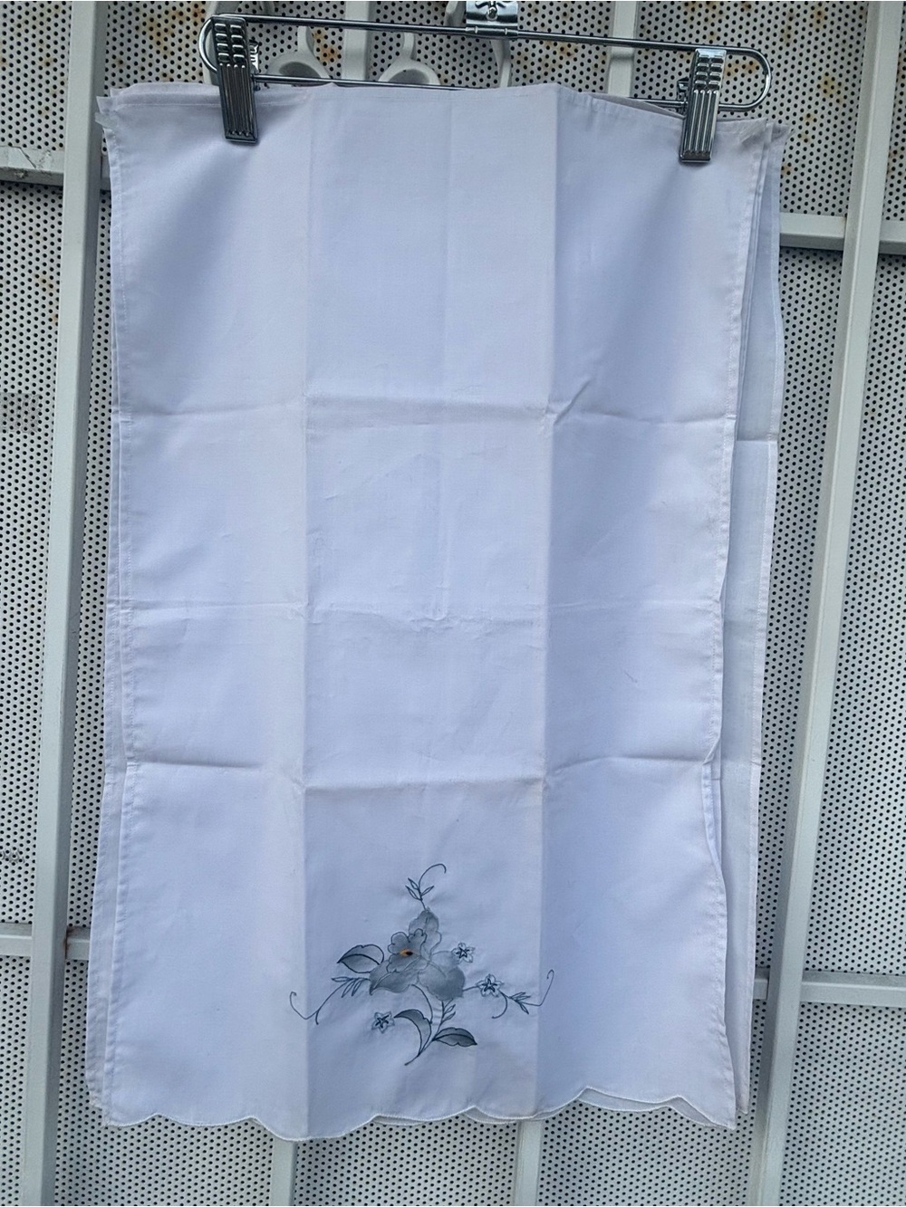Vintage White Embroidered Placemats Set of 4 Scalloped Edge Floral Cottagecore